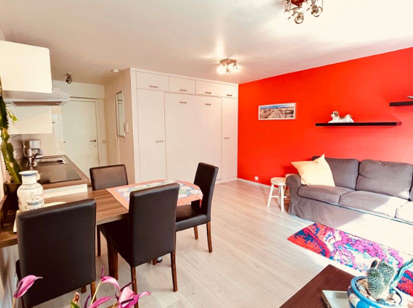 Deze ruime studio bevindt zich centraal gelegen in Wenduine, op een zijhelling van de zeedijk, in de prestigieuze residentie Carlton. &lt;br /&gt;
U kan gen