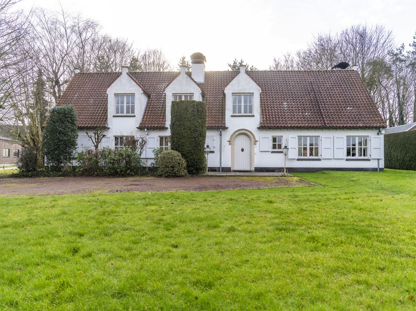 Cette spacieuse villa dispose de 4 chambres et d&#039;un espace de pratique sur une superficie totale d&#039;environ 4 048 m². L&#039;établissement bénéficie d&#039;un em