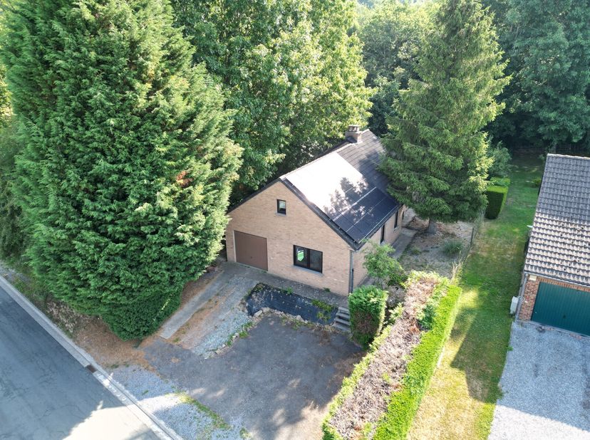 Situé dans un endroit prisé de Boncelles, ne tardez pas à visiter ce bungalow 4 façades à rafraîchir. Il se compose sur la partie gauche d&#039;un hall d&#039;e