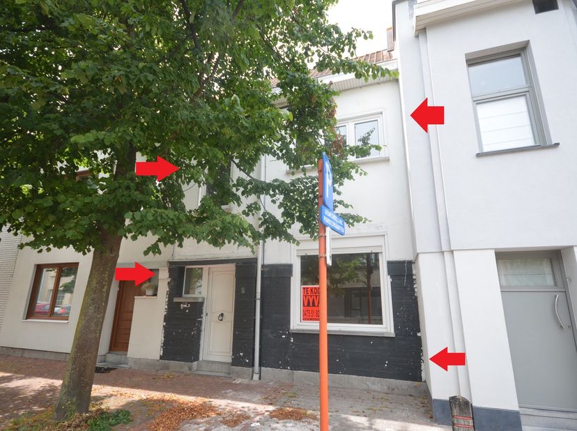 Op te frissen rijwoning te Oostende , Overvloedstraat nr 5 , met 3 slaapkamers op de 1 st v en op de 2 de V een zolderkamer met trap.De ramen zijn in