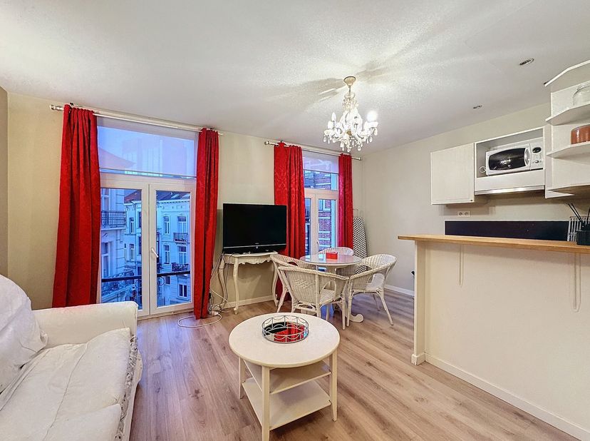 CEE/AMBIORIX - Idéalement situé dans le quartier Européen, bel appartement meublé d&#039;une superficie de ± 50 m² offrant un espace salon/salle à manger a