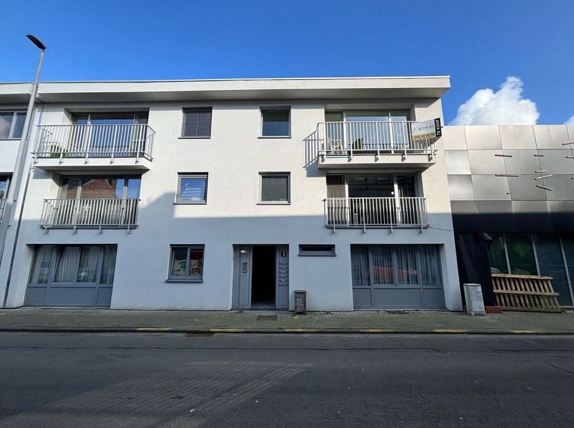Dit charmante appartement, gelegen in het hart van het dorpscentrum van Appels, biedt een perfecte combinatie van comfort en locatie. Het bevindt zich