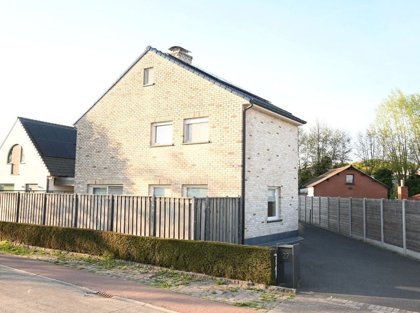 Deze ruime gezinswoning heeft alles wat een modern gezin kan verlangen.&lt;br /&gt;
Gelijkvloers: Inkomhal, gastentoilet, living/salon, volledig ingerichte