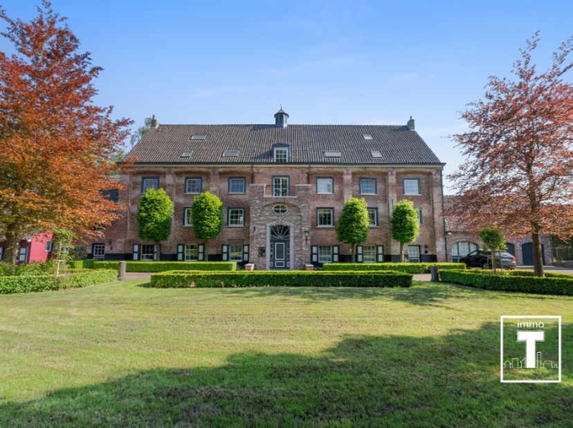 Te Wetteren/Laarne, gelegen in een doodlopende straat, treffen we dit ruime 4-slaapkamerappartement in een kleine residentie. Het appartement is geleg