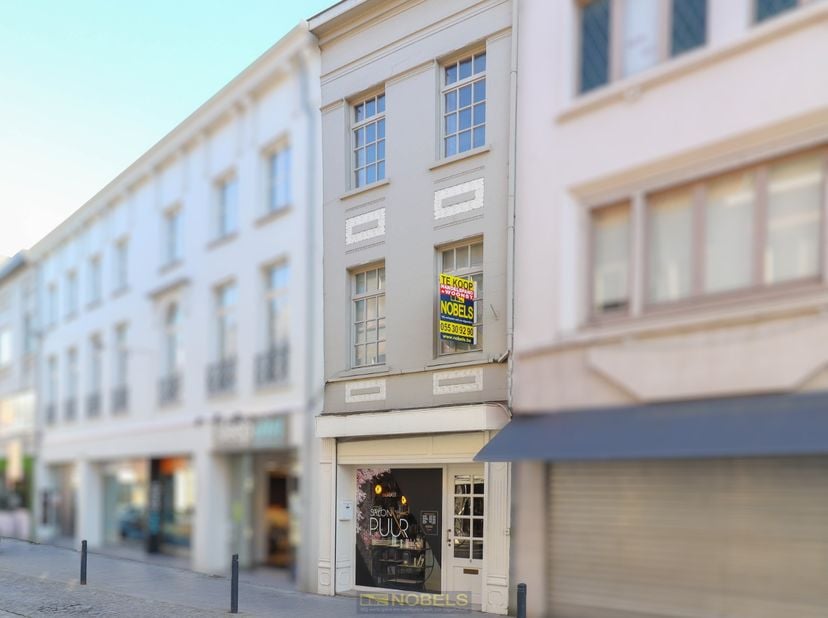 TOPPER voor wie op zoek is naar de ideale combinatie van WONEN EN WERKEN of een OPBRENGSTEIGENDOM gelegen op een UITMUNTENDE LOCATIE in een zijstraat