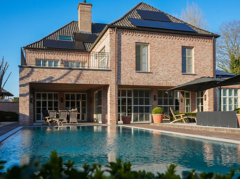 Dans un emplacement privé et paisible à Wevelgem, cette villa exclusive, construite en 2015 avec des matériaux de haute qualité et durables, offre un
