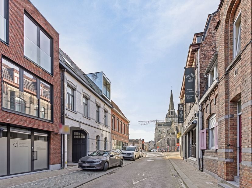 Praktijkruimte te huur in hartje Wervik. Deze locatie biedt voldoende parkeermogelijkheden en is makkelijk bereikbaar. Door de unieke voorgevel straal