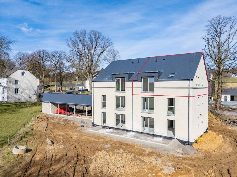 ERA B-Lux nodigt u uit om deze prachtige nieuwe flat te ontdekken, gelegen in Heinsch op de 2e en bovenste verdieping van een klein flatgebouw. Het be