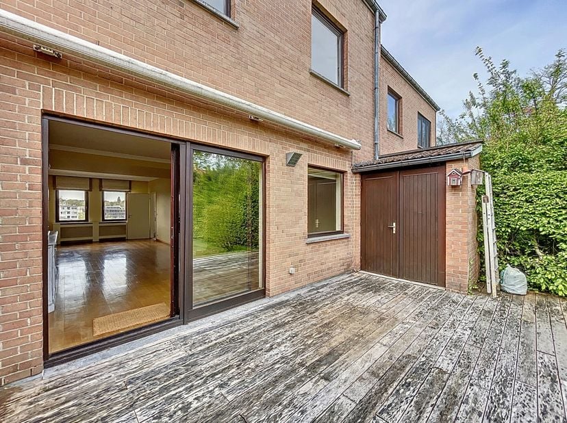 À proximité de Herrmann Debroux et du parc du Rouge Cloître, situé dans un clos paisible, superbe maison 5 chambres de ± 220m² avec garage et grand ja