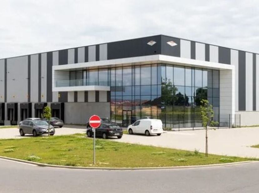 Dit hoogwaardige magazijn van 12.953 m² is onmiddellijk beschikbaar en gelegen op een toplocatie nabij de luchthaven van Charleroi. De moderne facilit