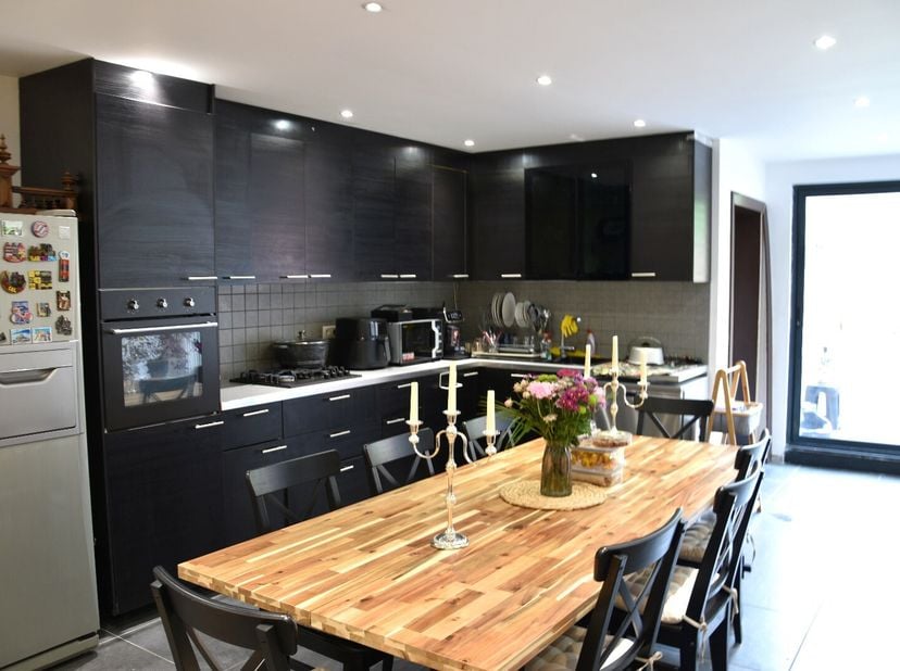 Welkom in deze prachtige woning met een topligging in het centrum van Heule! Op wandelafstand vindt u supermarkten, een apotheek en andere voorziening