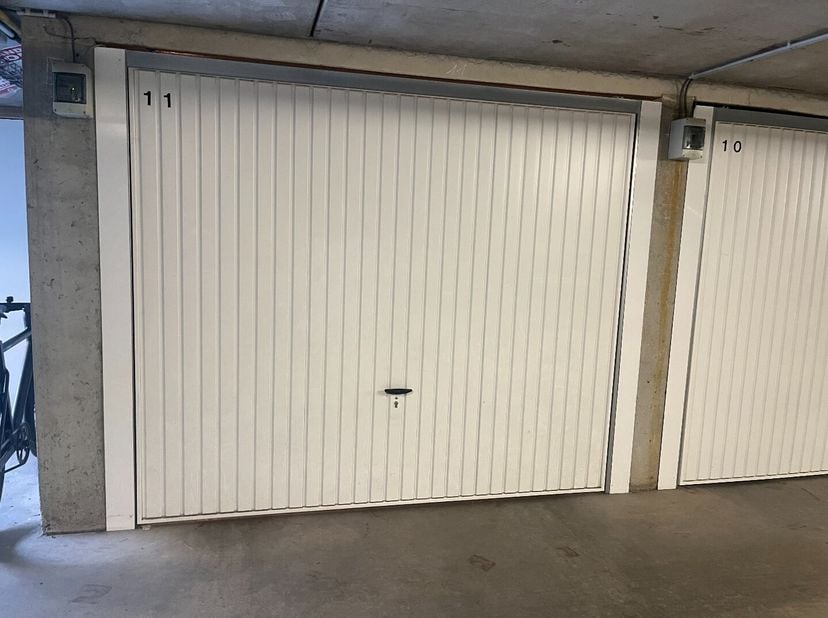Deze afgesloten garagebox is zeer centraal gelegen op de hoek van de Vrijheidsstraat en Ter Lake.&lt;br /&gt;
Ze bevindt zich in een residentie met een verz