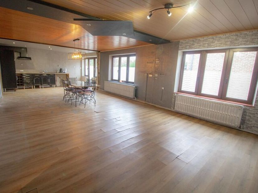 Maison 3 façades offrant de nombreuses possibilités et idéale à titre d&#039;investissement. Ce bien se situe dans la région de Lobbes et comprend : Un rez