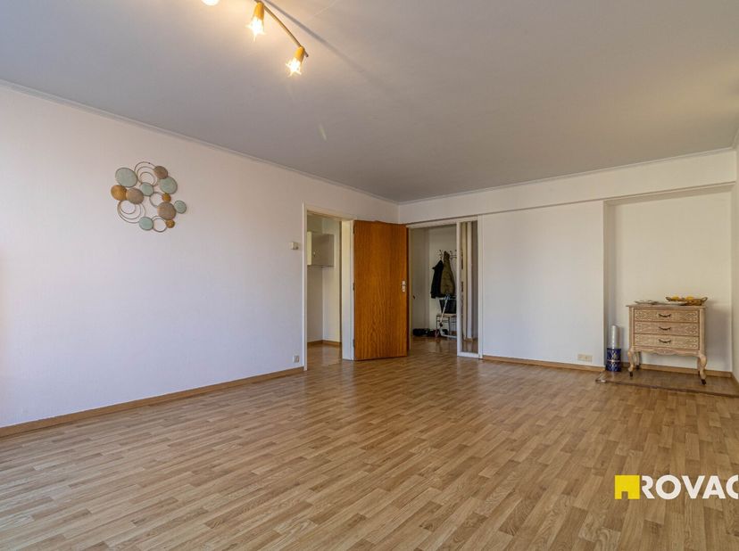 Centraal gelegen appartement bestaande uit inkom, living, ingerichte keuken (kookplaat op gas, oven, dampafvoer, koelkast, diepvriesvak, microgolfoven