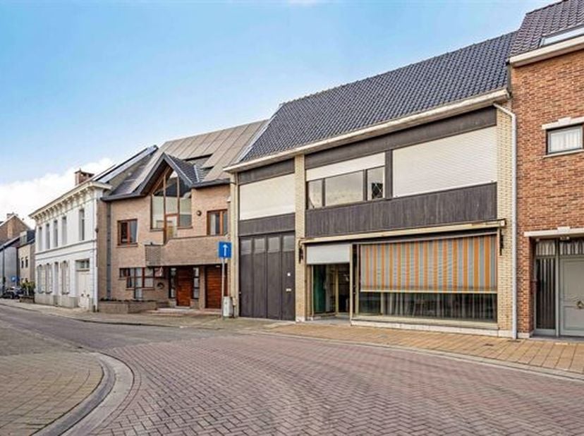 UITERMATE RUIME WONING MET PRAKTIJK, WINKEL- OF MULTIFUINCTIONELE RUIMTE, 5 SLAAPKAMERS EN GROTE TUIN OP 9A 40CA.&lt;br /&gt;
 Gelegen in het centrum van he