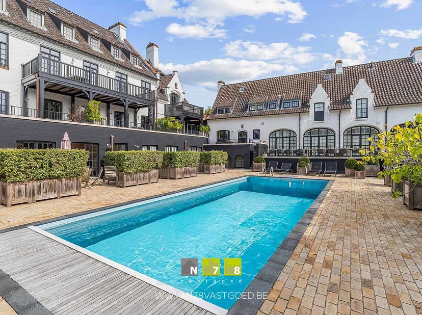 EXCLUSIEVE WONING (172M²) MET 5 SLAAPKAMERS, 2 BADKAMERS EN TERRAS TE KNOKKE.&lt;br /&gt;
TROEVEN&lt;br /&gt;
- Gelegen in het karaktervol Kasteel de Witte Duiven