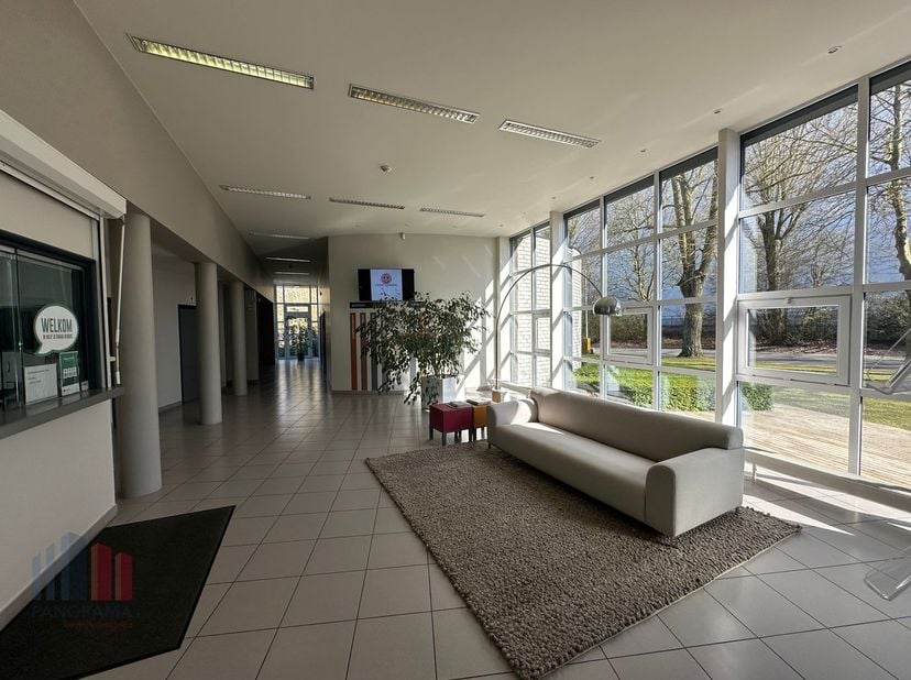 Prachtig gelegen kantoor van 300 m² te huur, vlakbij de E17 afrit 2 Hoog-Kortrijk, met een vlotte verbinding naar de R8 en E403.&lt;br /&gt;
&lt;br /&gt;
Ben je o
