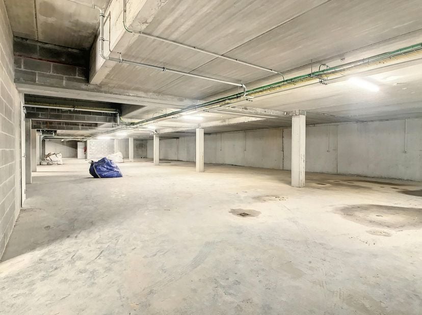 Spacieux garage neuf avec portail automatique à vendre dans le centre de Waregem.&lt;br /&gt;
Dimensions: 3,60 m x 5,80 m = 20,88 m²&lt;br /&gt;
Possibilité d&#039;ach