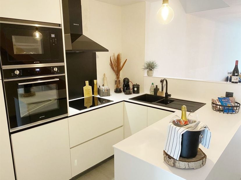 Deze prachtige nieuwbouwwoning werd ontwikkeld in het hart van het rustige Spiere. De woning heeft een bewoonbare oppervlakte van 167 m² en is voorzie