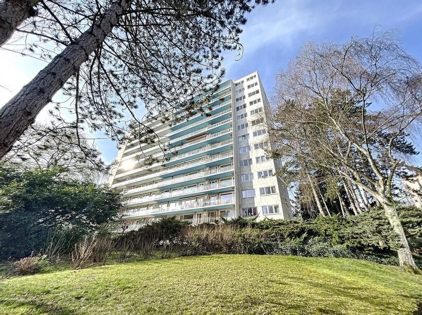 Op een steenworp van het metrostation Beaulieu en vlakbij alle voorzieningen, te koop gesloten garagebox nr. 7 van +/- 13m² (2,41 x 5,30) in de kelder