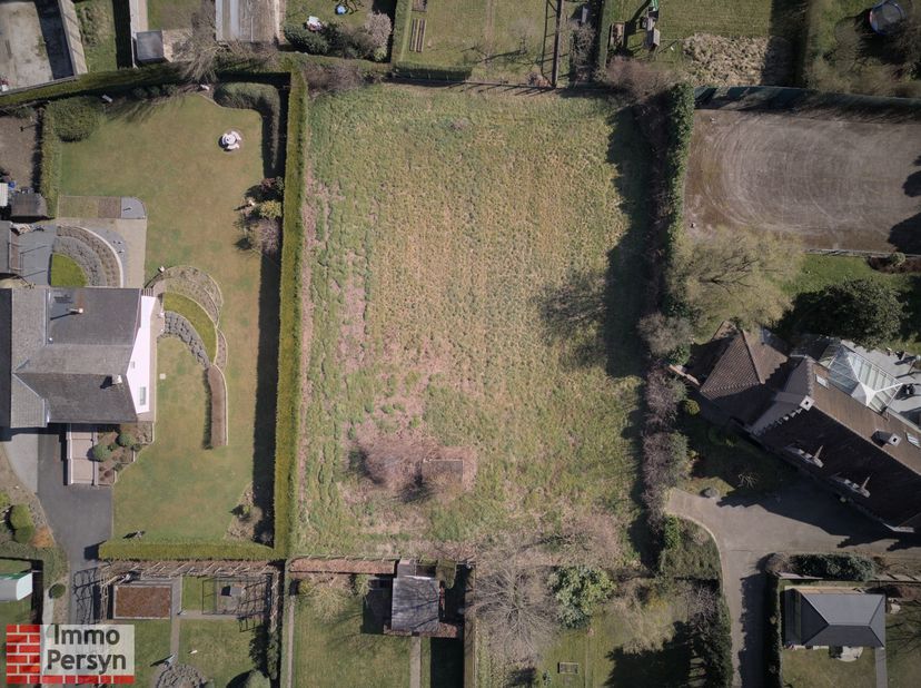 Ontdek deze unieke kans om uw droomhuis te realiseren op een prachtig stuk grond, gelegen aan de Langedreef 33 te Averbode. Dit perceel van maar liefs