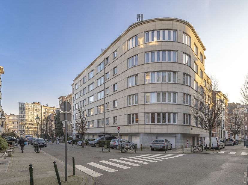 3-slaapkamerappartement met veel lichtinval, centraal gelegen in een aangename woonomgeving.&lt;br /&gt;
Het appartement bevindt zich op wandelafstand van d