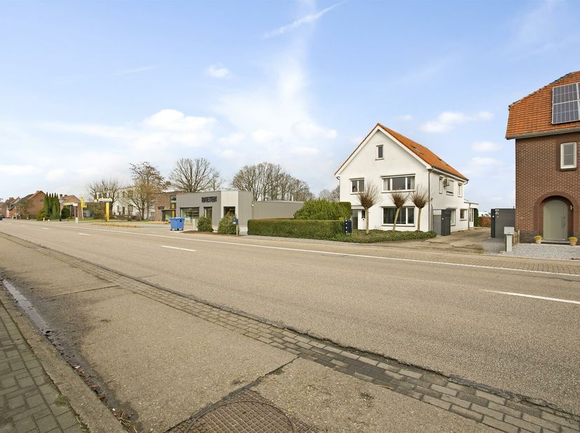 Langs een doorgaande weg, in Maaseik gelegen vrijstaand woonhuis met tuin.&lt;br /&gt;
Deze verrassend ruime woning (240 m²) is momenteel opgesplitst in een