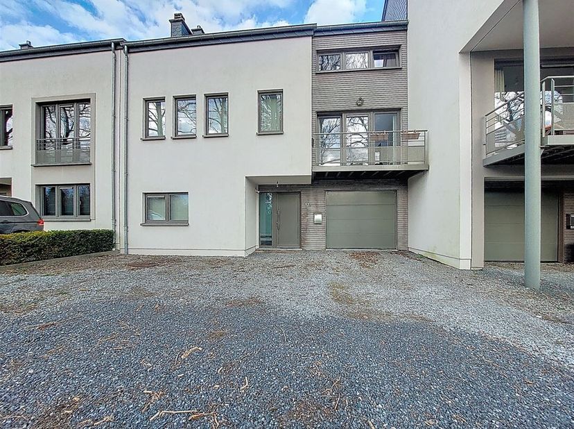 W Immobilière vous propose en location cette spacieuse maison familiale située en périphérie dArlon, dans un quartier calme et verdoyant. Elle se comp