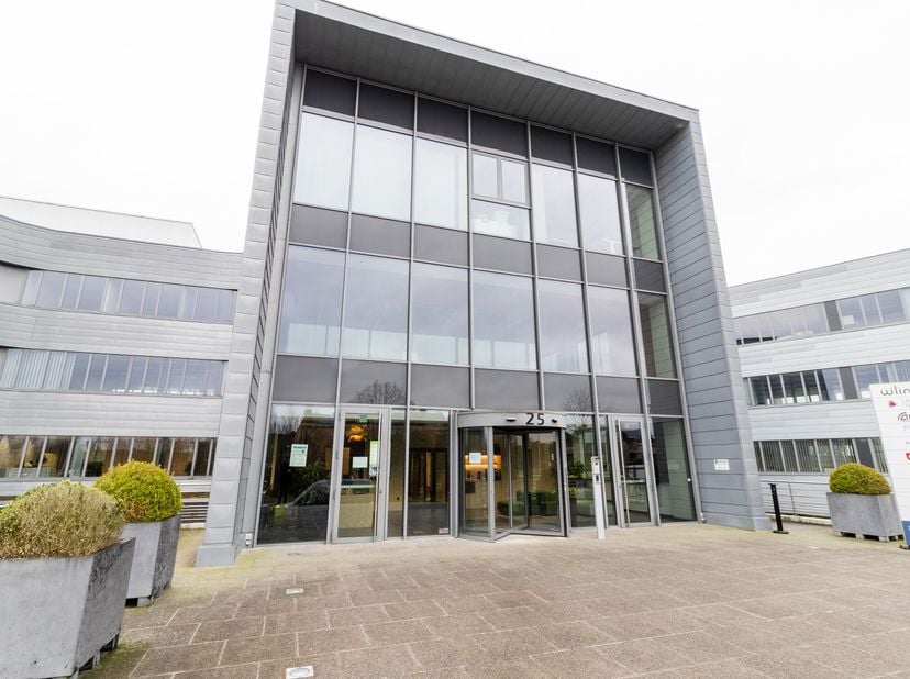 BREEAM EXCELLENT Parc scientifique de Louvain-la-Neuve | Beau plateau de bureau modulable  | 2.961 m² répartit sur deux étages  |  Chaque étage est di