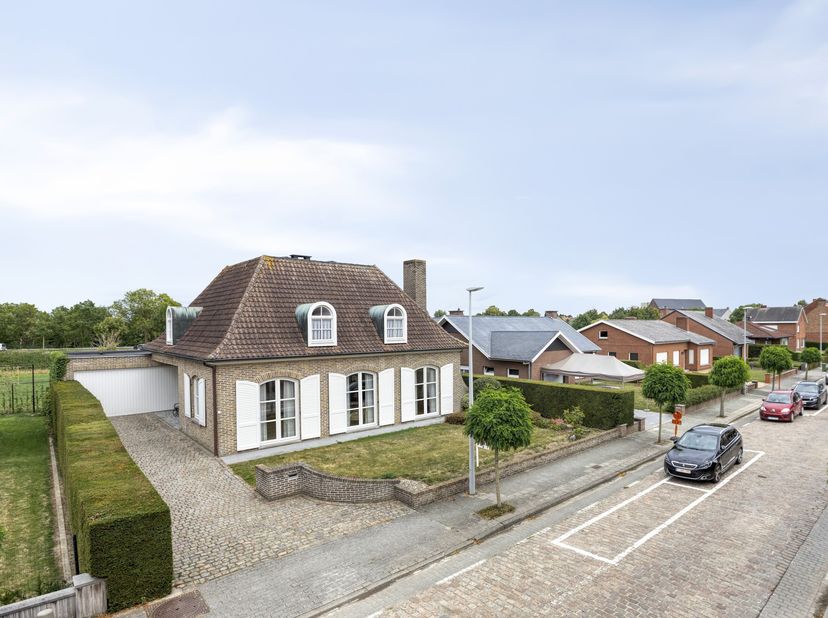 Villa à vendre à Boezinge dans la Dekemelelaan 17. Cette maison à vendre est idéale pour ceux qui recherchent une maison avec un aménagement pratique