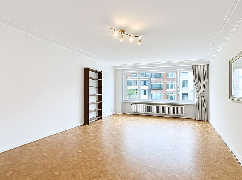 Situé à proximité de Gribaumont et du Parc Georges Henri, au 2E étage dun immeuble de standing avec ascenseur, superbe appartement 2 chambres de ±100m