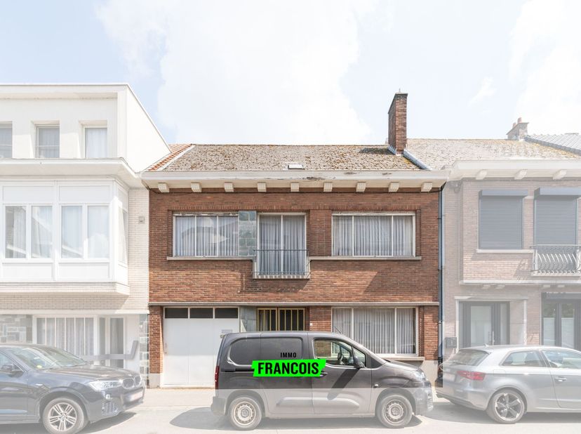 Au cur du centre animé de Zottegem, mais dans un emplacement calme, nous vous proposons ce projet de rénovation extrêmement spacieux ! Cette maison tr