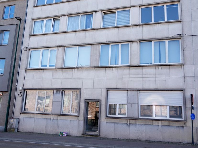 Immo Groot Leeuw stelt u dit gerenoveerde 2-kamerappartement voor, ideaal gelegen nabij scholen, winkels en openbaar vervoer.&lt;br /&gt;
Het appartement be
