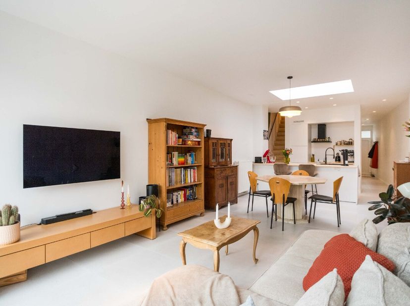 Harelbeke: woning met 3 slaapkamers en tuin nabij het centrum.Deze 100% instapklare woning bevindt zich in een rustige straat vlakbij het centrum van
