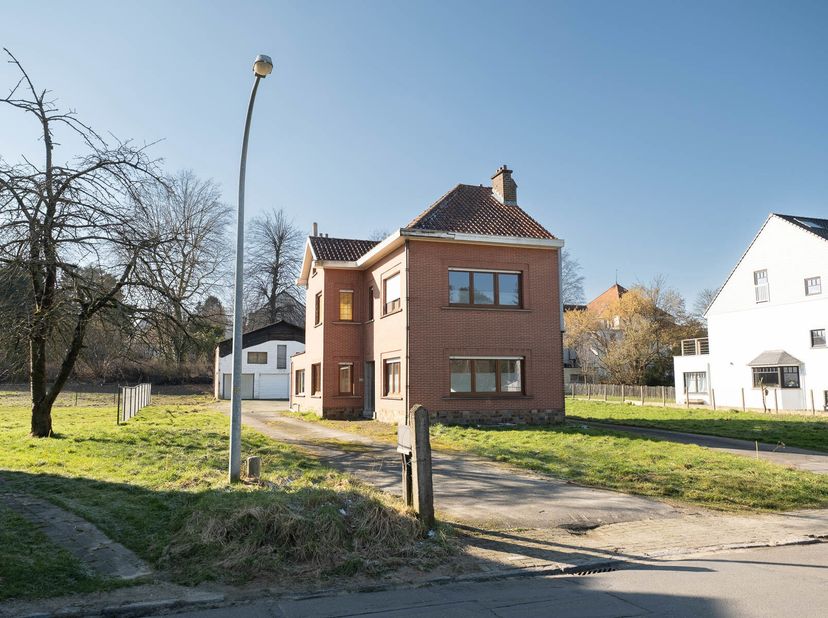 Unieke opportuniteit in Wezembeek-Oppem! Te renoveren 3-gevelwoning (10a96ca) met loods op een gunstige locatie!Deze eigendom omvat: Te renoveren woni