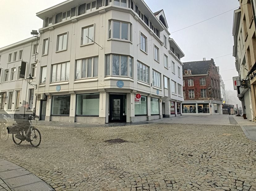 Handelspand van circa 75 m² te huur in het centrum van Kortrijk. Het handelspand is gelegen nabij de Grote Markt en de Lange Steenstraat in Kortrijk.