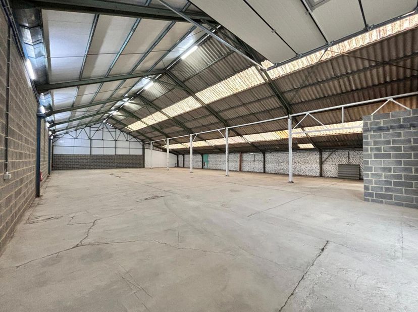 Immo Dussart vous propose aujourdhui à la location ce bel entrepôt spacieux, idéalement situé à Manage (15 minutes de Nivelles). Il se compose dun gra