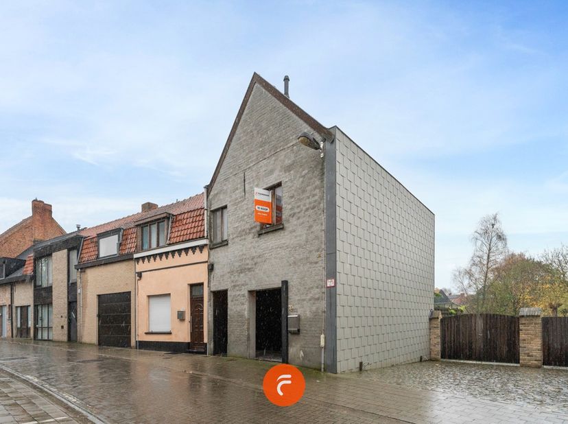 Op te frissen woning met gelijkvloers een inkom, apart toilet, ingerichte leefkeuken, berging en knusse woonkamer. Praktisch ingericht met veel ingema