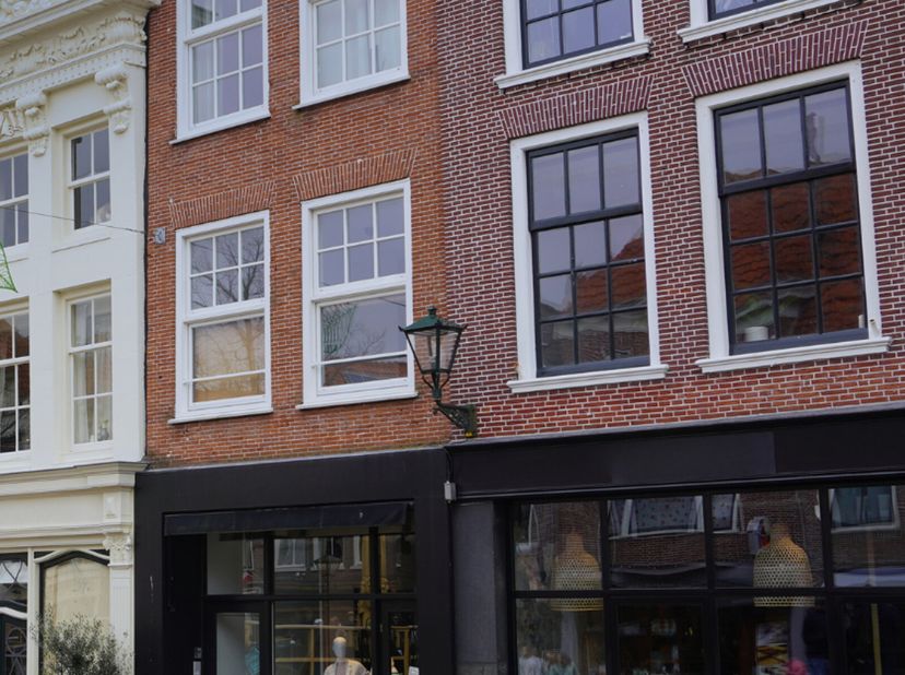 BRUSSEL - CENTRUM : Commercieel gebouw gelijkvloers+3&lt;br /&gt;
- Oppervlakte van het perceel: 48m²&lt;br /&gt;
- Bruto bruikbare vloeroppervlakte: 180m²&lt;br /&gt;
