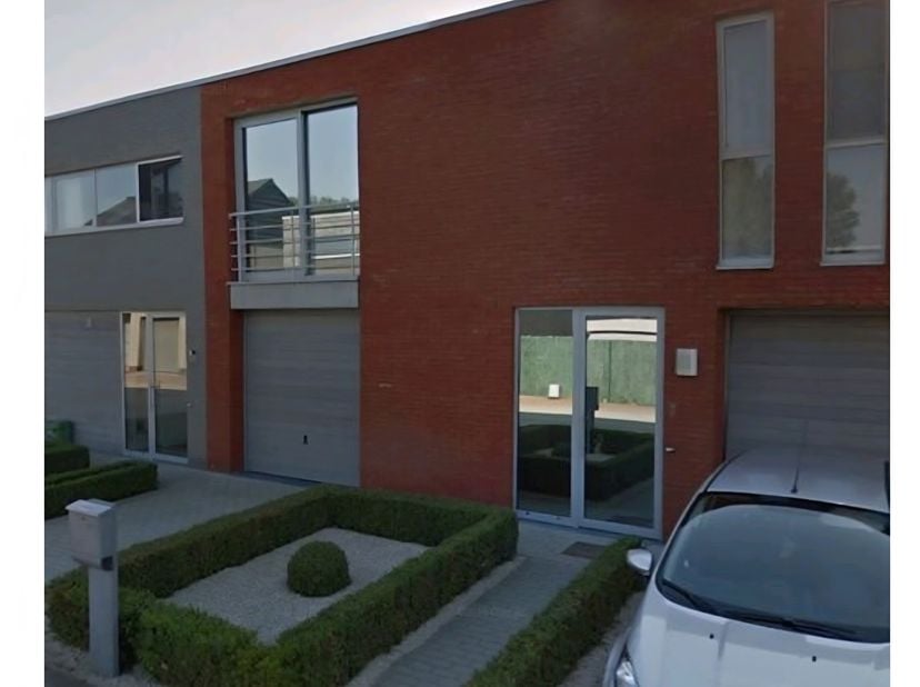 Mooi modern rijenhuis, volledig in orde, pas nieuwe gasketel, airco, zonneluifel over heel de breedte vh huis, zuidgerichte tuin, aluminium vensters,