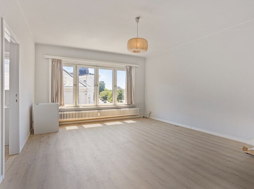 Dit appartement is gelegen op de Tiensesteenweg, in een gebouw met 4 entiteiten.&lt;br /&gt;
Bij het betreden van het appartement komen we terecht in de rui