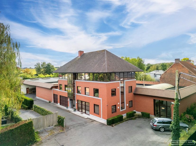 Te koop magazijn met appartementsblok in Anzegem &lt;br /&gt;
Dit appartementsblok met 3 ruime appartementen en magazijn op een perceel van 3 140 m² is gele