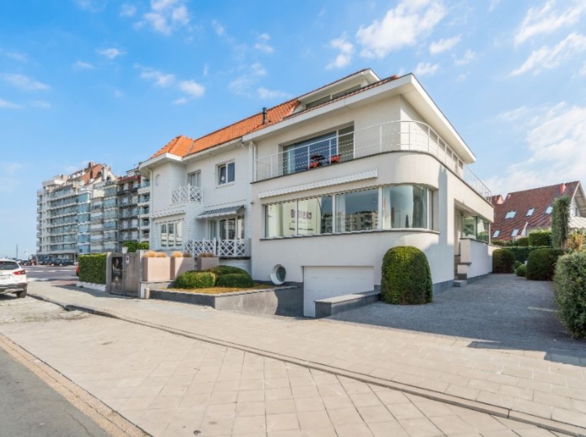 Prachtige en volledig gemeubelde en gedecoreerde lichtrijke villa aan de Canadasquare in Knokke op 150 m van het zandstrand.&lt;br /&gt;
Eerste verdieping :