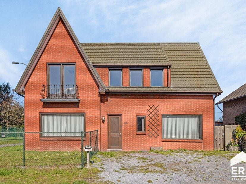 Ruime stadswoning met 4 (mogelijk 5) slaapkamers en tuin! 4 (mogelijk 5) slaapkamers, 2 keukens en 2 badkamers Ramen (PVC/hout) met dubbele beglazing