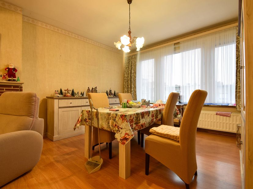 TRIOR vous propose, au 3ème et dernier étage sans ascenseur d&#039;un petit immeuble à faibles charges, cet appartement 2 chambres. Il se compose d&#039;un hall