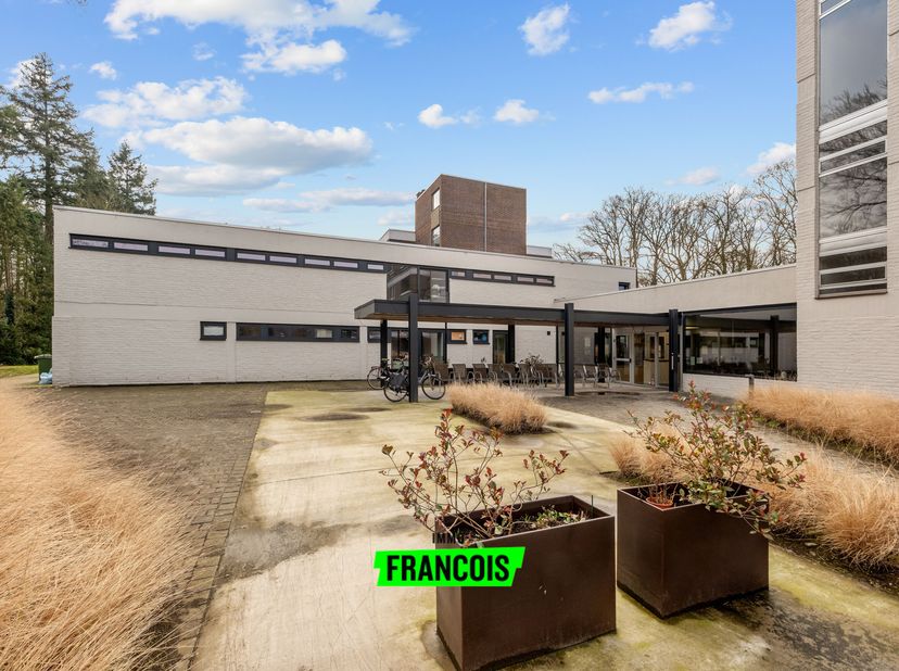 Deze charmante assistentiewoning bevindt zich in Residentie Berkenhof, gelegen in een rustige en groene omgeving te Assebroek, net buiten het centrum