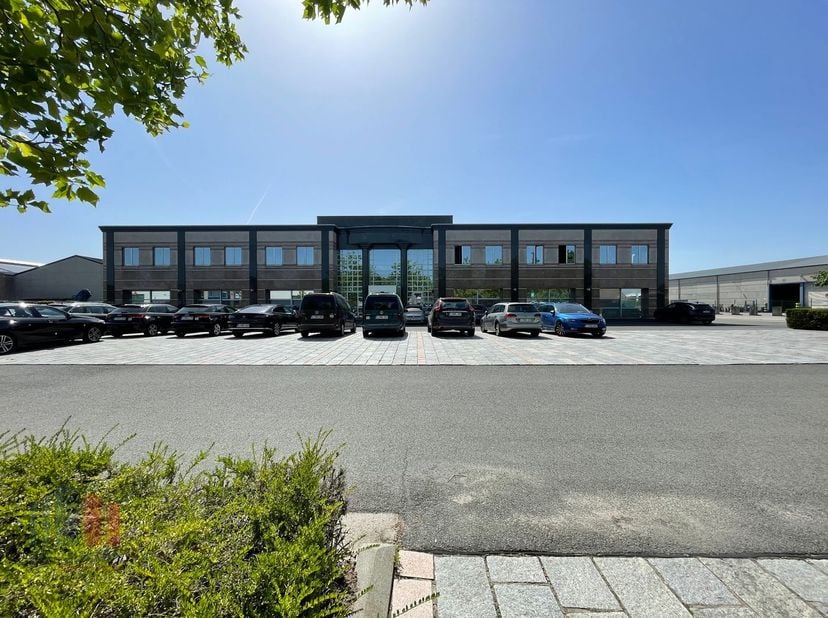 Deze multifunctionele ruimte biedt tal van mogelijkheden, of het nu gaat om opslag, showroom of kantoorruimte. Met oppervlaktes van 363 m² tot 704 m²,