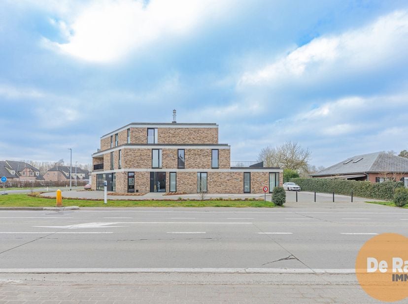 MASSEMEN - Dit volledig instapklaar appartement met EPC label A heeft een oppervlakte van ca. 79m² en vindt u in een nette residentie op 1 km van de d