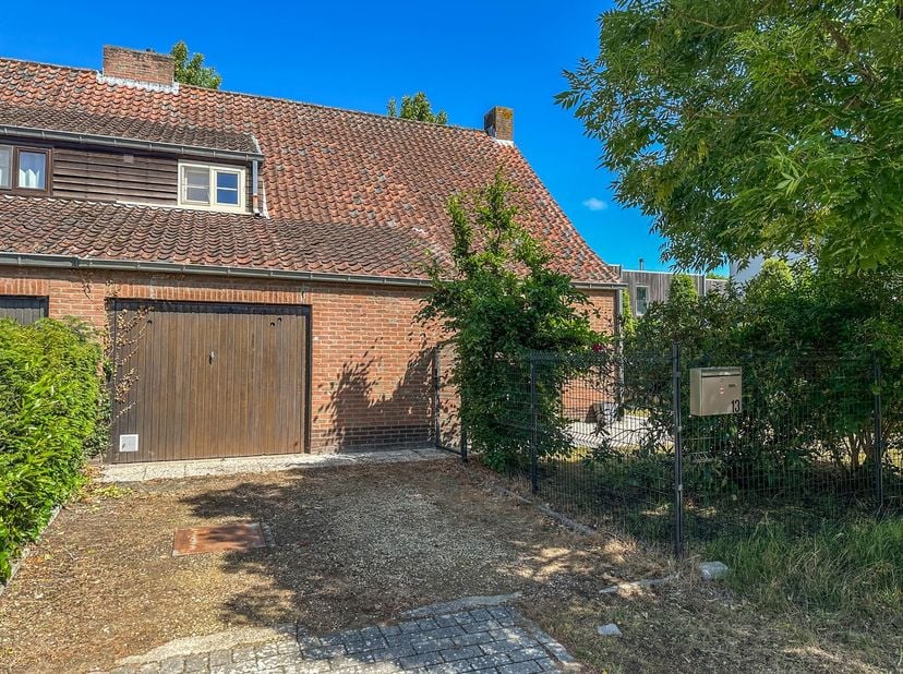 Rustig gelegen halfopen woning op enkele stappen van de Plaatsduinen te Oostduinkerke-dorp.&lt;br /&gt;
Indeling: inkomhal met apart toilet, een ruime woonk