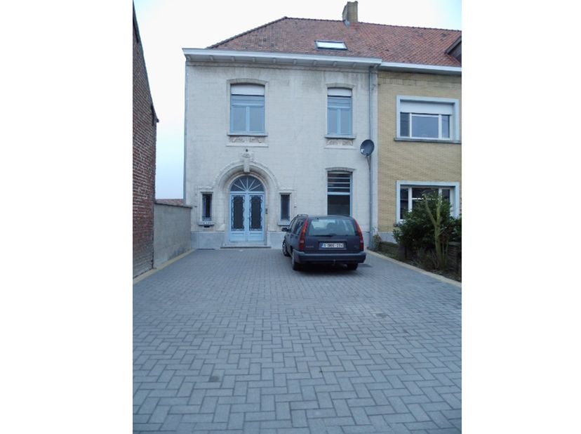 Deze woning met karakteristieke voorgevel en imposante traphal is gelegen in het centrum van het rustige Gottem deelgemeente van Deinze. Indeling : in
